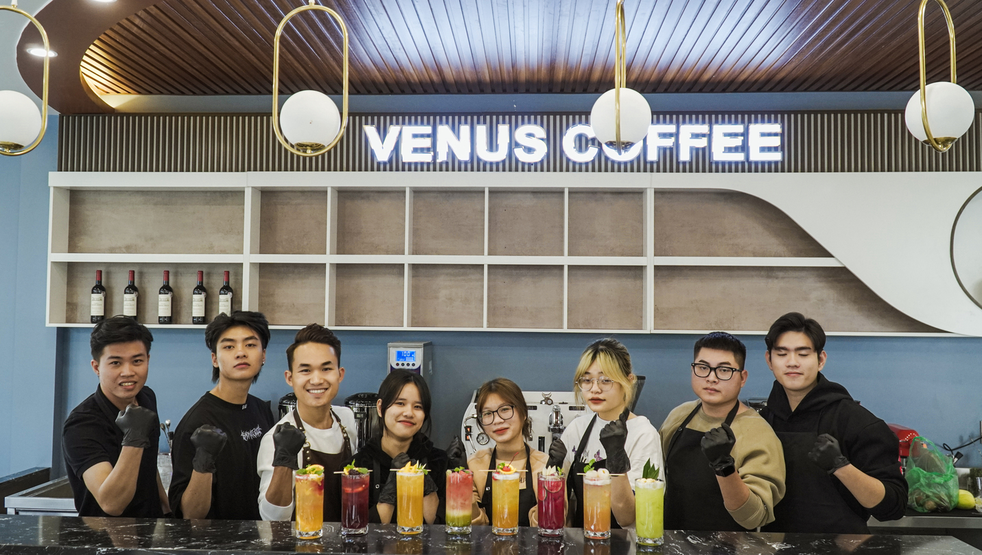 Giảng viên đào tạo tại đào tạo pha chế HM với chứng chỉ và bằng cấp thi đấu quốc tế