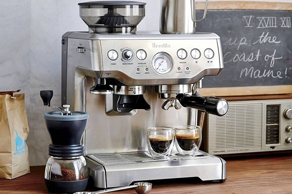 Chiếc máy pha cafe là điều cần thiết để có thể pha chế và tạo hình thành công cho những cốc cà phê