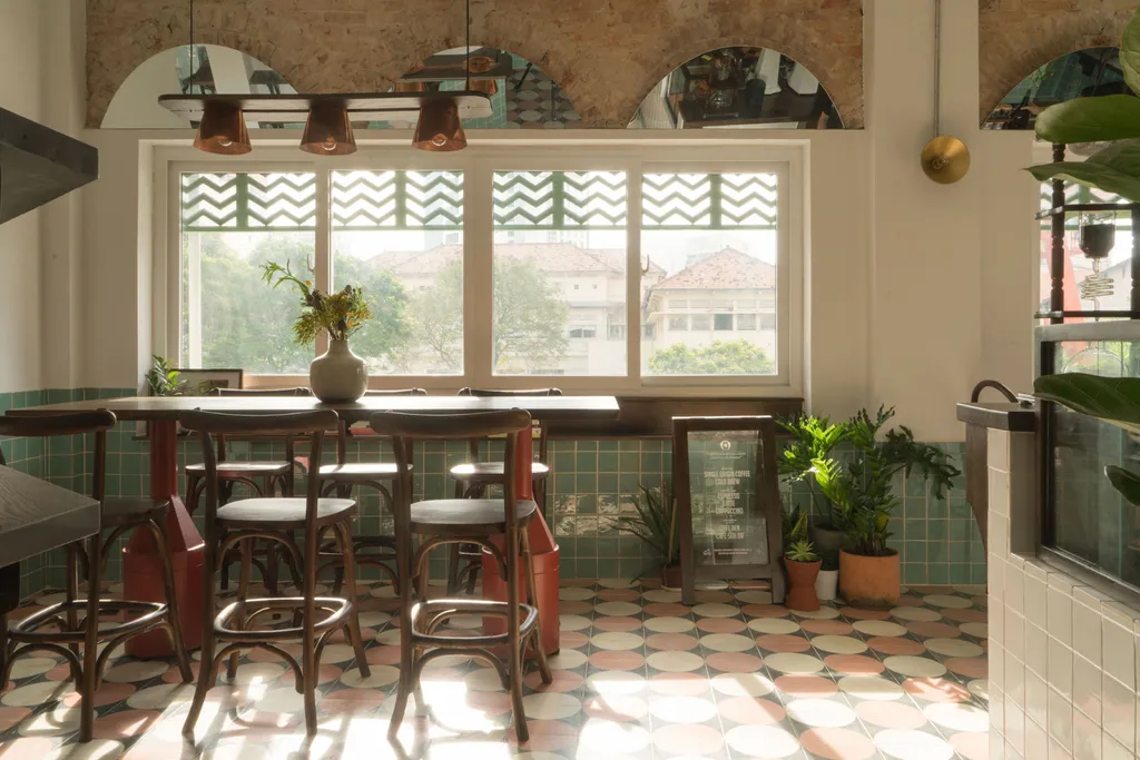 Thiết kế quán cafe theo phong cách cổ điển dành cho quán có mặt bằng hạn chế