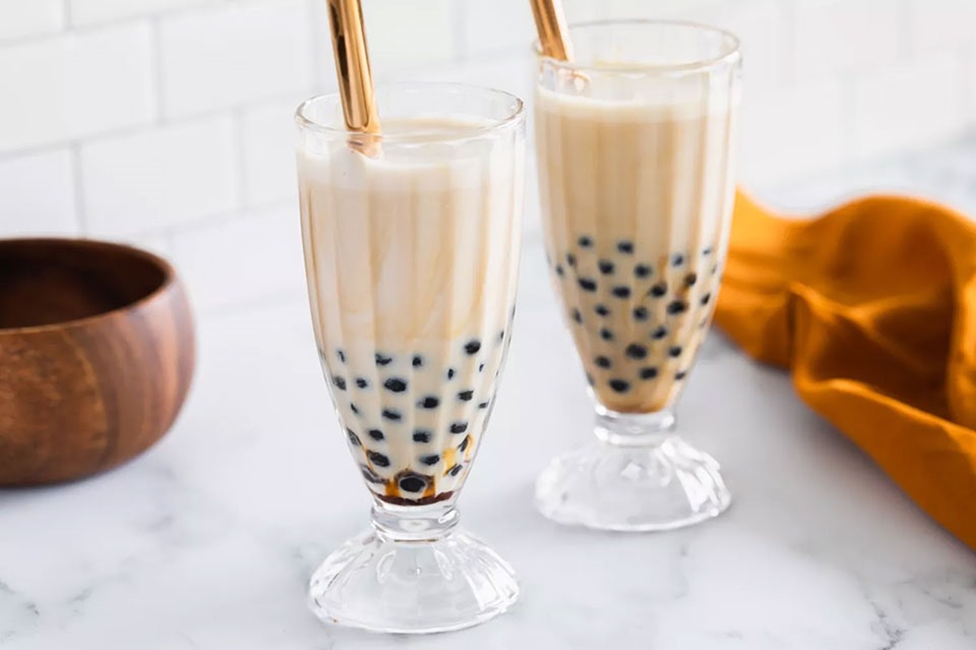 Thưởng thức trà sữa trân châu đường đen